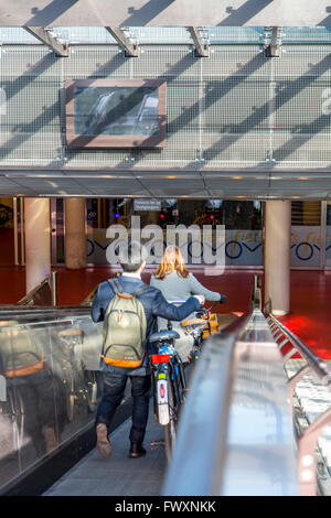 Öffentliche Bikepark, Parkhaus für über 5000 Fahrräder an zentralen Stationen von Rotterdam, die Niederlande, Stockfoto