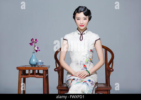 Portrait von junge schöne Frau im traditionellen cheongsam Stockfoto