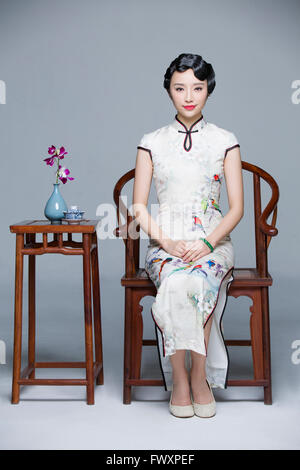 Portrait von junge schöne Frau im traditionellen cheongsam Stockfoto