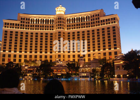 Bellagio Hotel und Casino Blick vom Eiffelturm auf Las Vegas Strip, berühmt für seine Räume für Aufenthalt, Casino und riesige Fontänen Stockfoto