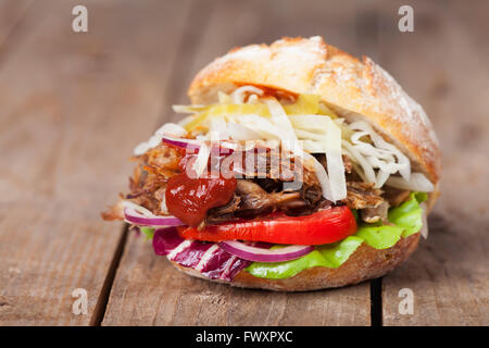 Schweinefleisch in einem Brötchen gezogen Stockfoto