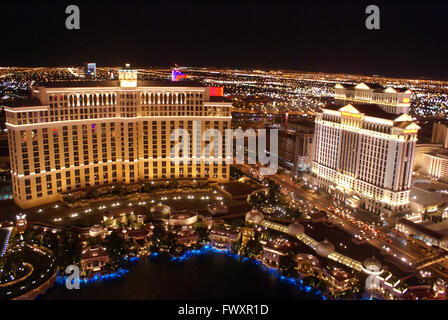 Bellagio Hotel und Casino Blick vom Eiffelturm auf Las Vegas Strip, berühmt für seine Räume für Aufenthalt, Casino und riesige Fontänen Stockfoto