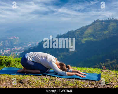 Sportlich Fit Frau Praktiken Yoga Asana Balasana Stockfoto