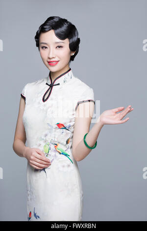 Portrait von junge schöne Frau im traditionellen cheongsam Stockfoto