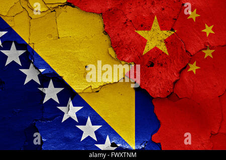 Flagge von Bosnien und Herzegowina und China auf rissige Wand gemalt Stockfoto