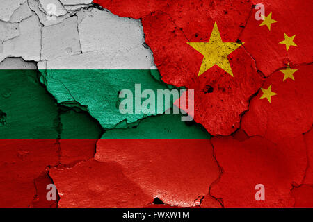 Flagge von Bulgarien und China auf rissige Wand gemalt Stockfoto