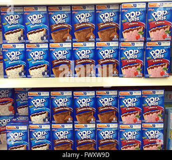 SPENCER, WISCONSIN, April 8, 2016, die mehrere Kisten Pop Tarts auf einem modernen Supermarkt-Regal Pop Tarts t eingeführt wurden Stockfoto