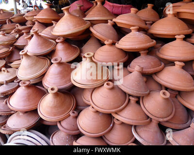 Traditionelle marokkanische Tontopf Tajine sind in den Märkten rund um Marokko verkauft Stockfoto