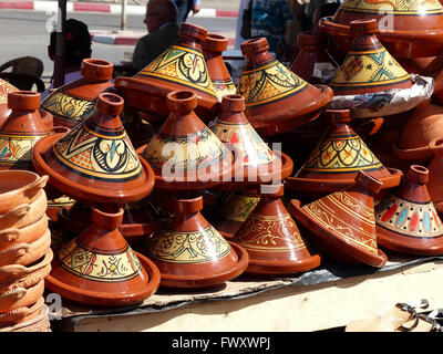 Traditionelle marokkanische Tontopf Tajine sind in den Märkten rund um Marokko verkauft Stockfoto