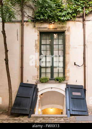 Kleine mittelalterliche Gasse namens Vlaeykensgang im Stadtzentrum von Antwerpen in Flandern, Belgien Stockfoto