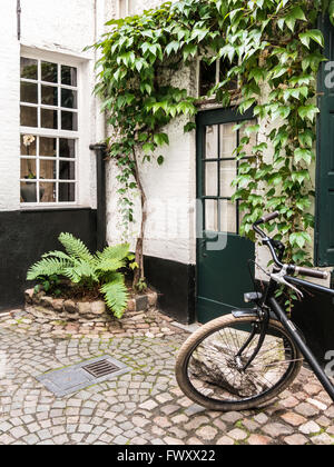 Kleine mittelalterliche Gasse namens Vlaeykensgang im Stadtzentrum von Antwerpen in Flandern, Belgien Stockfoto