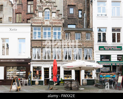 Geschenk-Shops in historischen Häusern am Handschoenmarkt im Stadtzentrum von Antwerpen, Flandern, Belgien Stockfoto