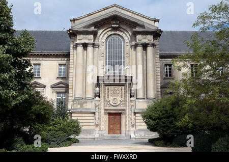 Die hintere Höhe des Palais De Justice (Justizpalast) In Reims in Reims, Champagne-Ardenne, Frankreich. Stockfoto