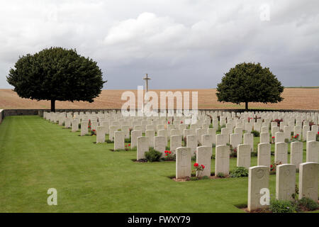 Kreuz des Opfers und Grabsteine auf dem CWGC Prospect Hill Cemetery, Gouy, Frankreich. Stockfoto