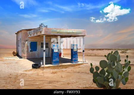 Verlassene Tankstelle aus der Depressionszeit in der Wüste Arizona mit Feigenkaktus im Vordergrund Stockfoto