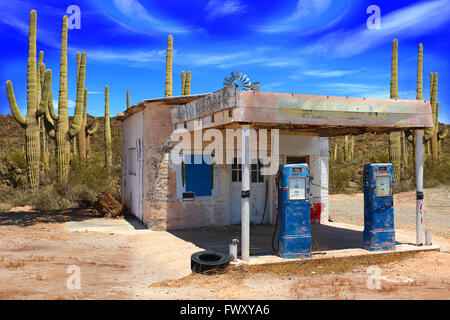 Verlassene Oldtimer Tankstelle in der Wüste von Arizona Stockfoto