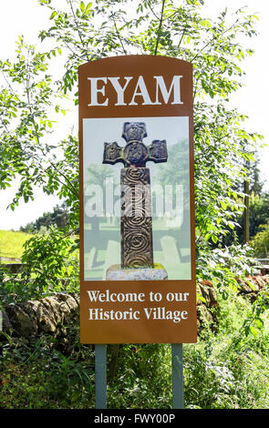 Ein Straßenschild, das Eyam am Rande des Pestdorfes Eyam Derbyshire England UK sagt Stockfoto