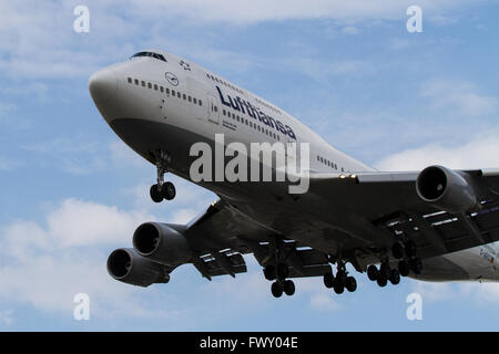 Lufthansa 747 Flugzeug kommt am Pearson International Airport in Toronto, Ontario, am Dienstag, 14. Juli 2015. Stockfoto