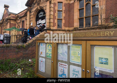 Bisherige Aktivitäten in den Aushang der jetzt geschlossenen Carnegie-Bibliothek in Herne Hill, South London während Besatzer in den Räumen am 9. Tag der Besetzung, 8. April 2016 bleiben. Die böse Gemeinde im Stadtteil South London haben ihre wichtige Ressource für Lern- und gesellschaftlicher Mittelpunkt für das Wochenende besetzt. Nach einer langen Kampagne von einheimischen Lambeth voraus gegangen und die Bibliothek Türen zum letzten Mal geschlossen, da sie sagen, schneidet, um ihren Haushalt bedeuten, dass Millionen gerettet werden müssen. Stockfoto