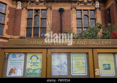 Bisherige Aktivitäten in den Aushang der jetzt geschlossenen Carnegie-Bibliothek in Herne Hill, South London während Besatzer in den Räumen am 9. Tag der Besetzung, 8. April 2016 bleiben. Die böse Gemeinde im Stadtteil South London haben ihre wichtige Ressource für Lern- und gesellschaftlicher Mittelpunkt für das Wochenende besetzt. Nach einer langen Kampagne von einheimischen Lambeth voraus gegangen und die Bibliothek Türen zum letzten Mal geschlossen, da sie sagen, schneidet, um ihren Haushalt bedeuten, dass Millionen gerettet werden müssen. Stockfoto