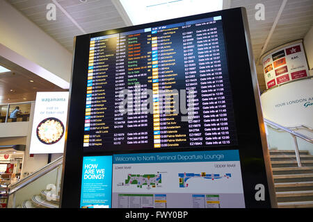 Elektronische Flug Abfahrt Board Terminal Gatwick Flughafen Nord West Sussex London UK Stockfoto