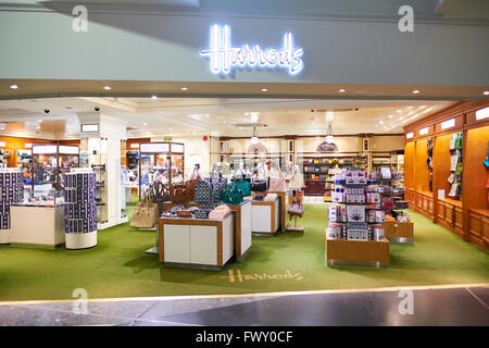 Harrods-Duty Free Shop in der Departure Lounge North Terminal Gatwick Flughafen West Sussex London UK Stockfoto