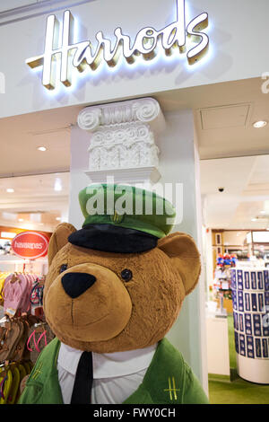 Harrods-Duty Free Shop in der Departure Lounge North Terminal Gatwick Flughafen West Sussex London UK Stockfoto