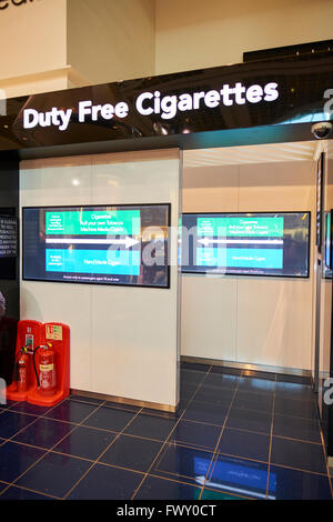 Eingang zum Duty Free Zigaretten Shop Abfahrt Lounge Terminal Gatwick Flughafen Nord West Sussex London UK abgeschirmt Stockfoto
