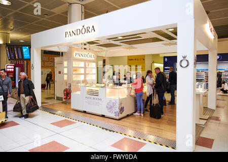 Pandora Schmuck Gatwick Flughafen Duty Free Shop Nord Terminal West Sussex London UK Stockfoto