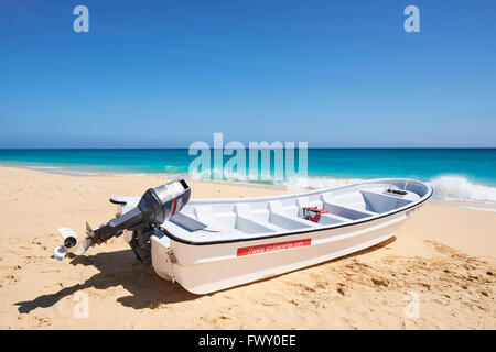 Boot auf dem Praia de Lacacao Strand Boa Vista Kapverden Afrika Stockfoto