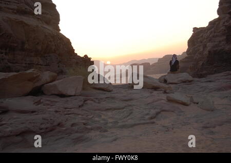Beduinen Mann beobachten den Sonnenaufgang in Wadi Rum, Jordanien Stockfoto
