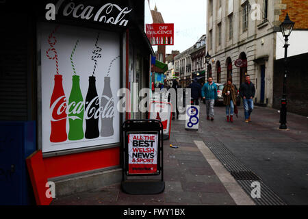 Menschen zu Fuß vorbei an Zeitungsläden Shop / Schnaps, Cardiff, South Glamorgan, Wales, Vereinigtes Königreich Stockfoto