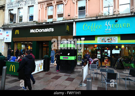 Link kostenlose Geldautomaten außerhalb McDonalds und Coffee Heaven, St Mary Street, Cardiff, South Glamorgan, Wales, Vereinigtes Königreich Stockfoto