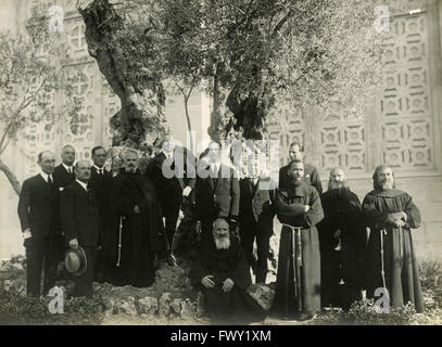 Prinz von Piemont Reise nach Afrika und Palästina: Jerusalem, Prinz Umberto unter dem Olivenbaum von Gethsemane Stockfoto