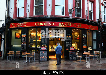 Mann außerhalb des Selbstvertrauens Backstube bäckerei/cafe im Menü, Cardiff, South Glamorgan, Wales, Vereinigtes Königreich Stockfoto