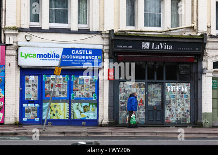 Tapeziert über Ladenfronten der Kleinunternehmen, die abgeschaltet wurden, Cardiff, South Glamorgan, Wales, Vereinigtes Königreich Stockfoto