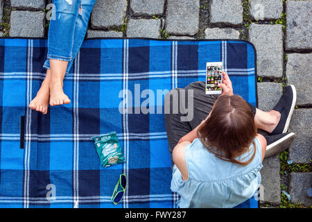 Freunde treffen, Picknickdecke auf der Straße, Náplavka, Moldau in Prag, Frauenfüße der Tschechischen Republik Stockfoto