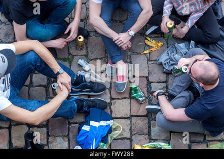 Treffen mit Freunden, Picknick, Orts, Vltava Flussufer in Prag, Tschechische Republik Stockfoto