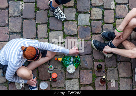 Treffen von Freunden, Picknick auf der Straße, Naplavka, Vltava-Flussufer in Prag, Tschechien Stockfoto