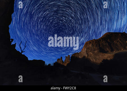 Licht der Sterne Wanderwege im Arches-Nationalpark, Utah, USA, riesige Rock als Vorder-Grund Kreis Stockfoto