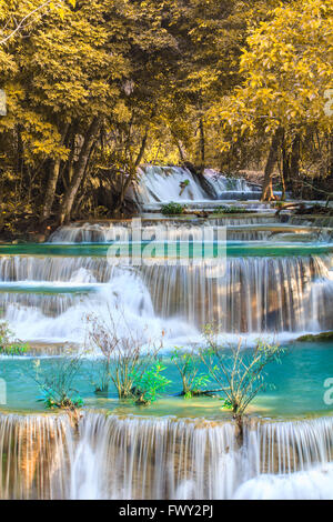 Wasserfälle im tiefen Wald am Huai Mae Khamin Wasserfall im Nationalpark Kanchanaburi Thailand Stockfoto