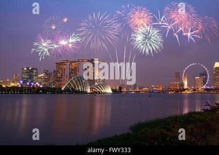 Feuerwerk über Marina Bay in Singapur am Nationalfeiertag Feuerwerk Stockfoto