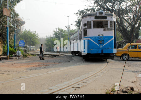 gelenkige Straßenbahn in Kolkata, Indien. Von Kalkutta Straßenbahngesellschaft laufen, ist es das einzige Straßenbahnnetz in Indien Stockfoto