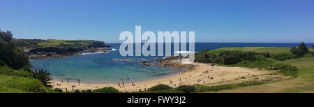 Little Bay in New South Wales, Australien, ist ein Strand halbrunde Form und geschlossenen durch Landzungen im Süden und Norden. Seine schmalen ent Stockfoto