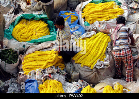 Blumenmarkt in der Nähe von Howrah Brücke, Kolkata, Indien. Stockfoto