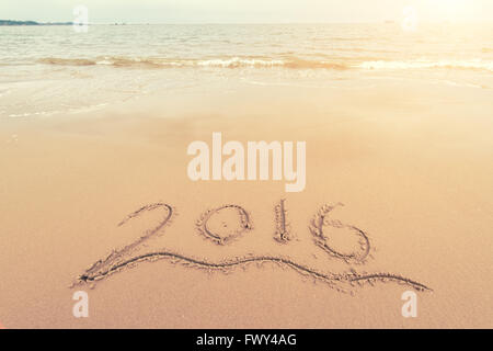 Jahr 2016 handschriftlich auf dem weißen Sand direkt am Meer Stockfoto