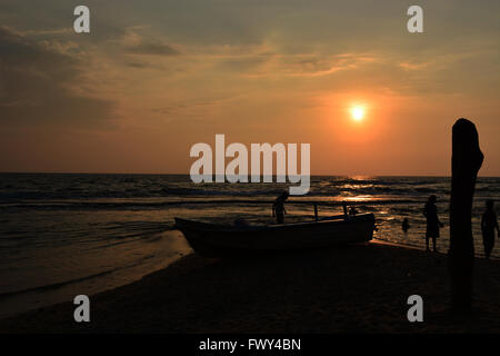 Die herrlichen Sonnenuntergang über der Südküste von Sri Lanka Stockfoto