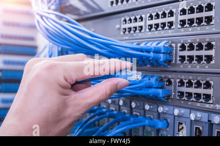 Mann Netzwerkkabel Anschluss wechseln Stockfoto