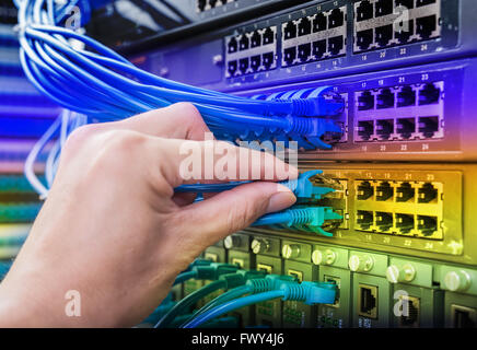 Mann Netzwerkkabel Anschluss wechseln Stockfoto