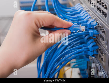 Mann Netzwerkkabel Anschluss wechseln Stockfoto